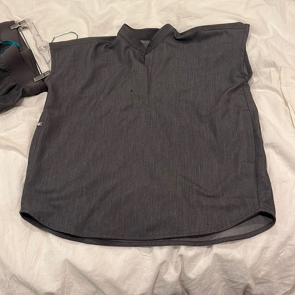 Scrub top gray by figs
